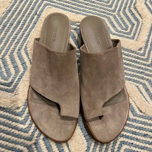 Brand new Vince Edris Nude Leather Toe Ring Slides Size 8.5